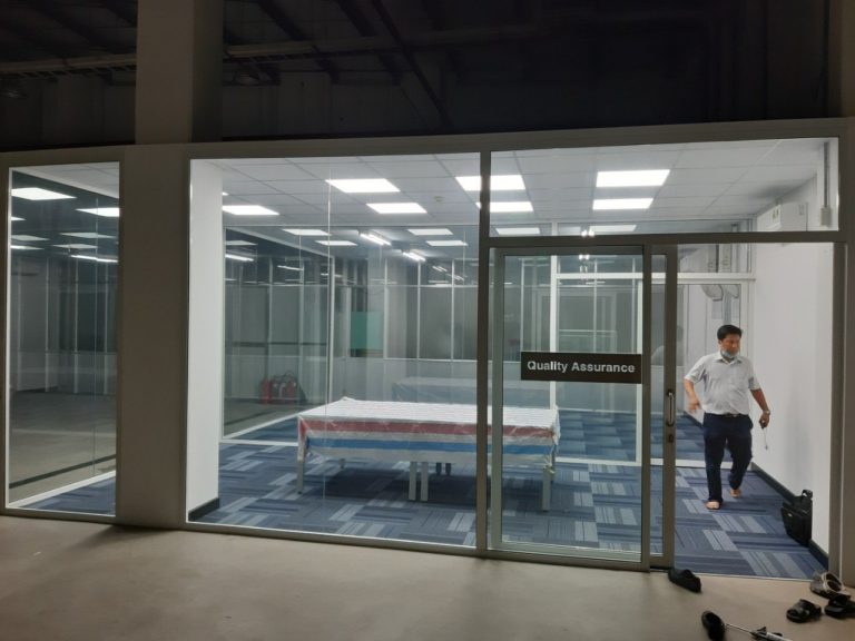 Thi công dán phim cách nhiệt bảo vệ kính